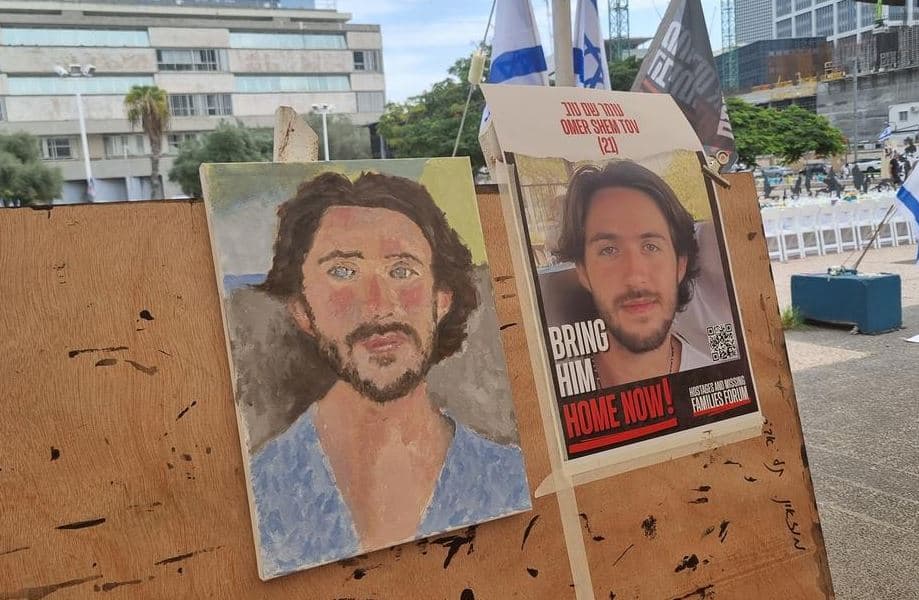 Artistët izraelitë vënë pengjet e Hamasit në qendër të vëmendjes