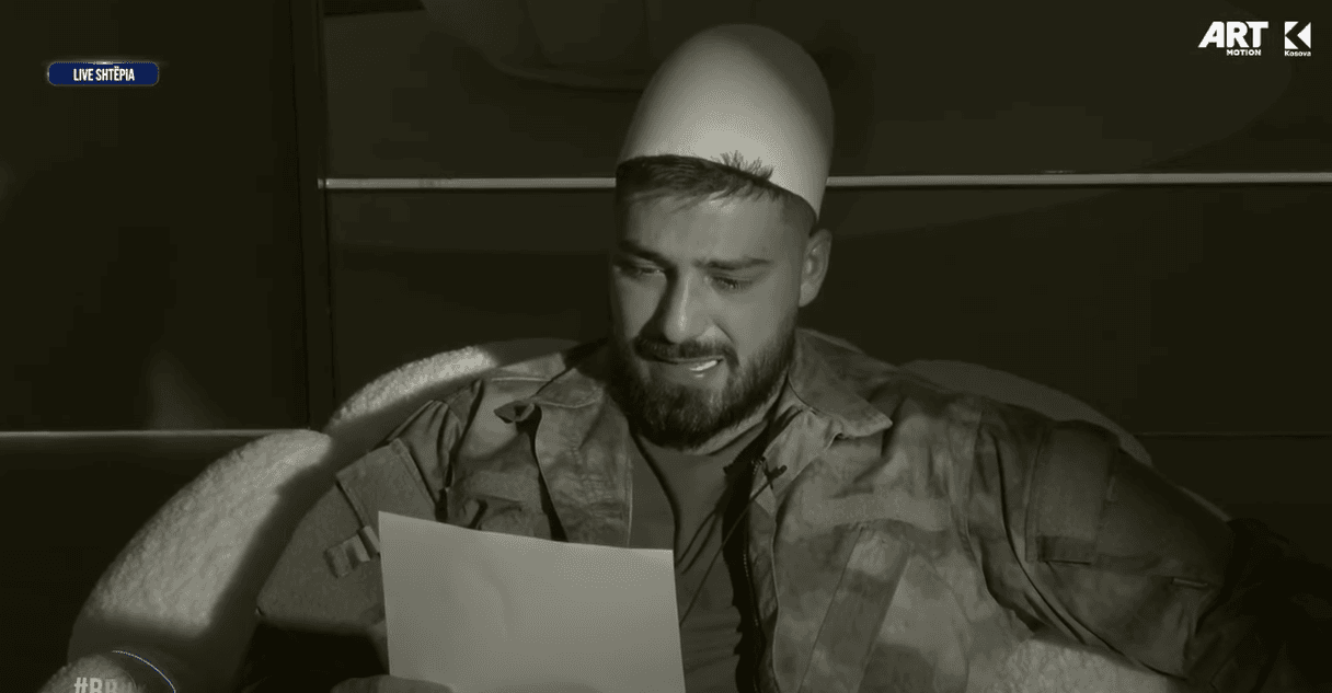 Azemi mezi e lexon letrën - s'i ndalë lotët (VIDEO)