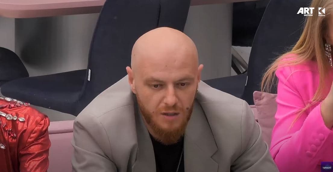 Besi rrëfen vështirësitë se si fëmijë kujdesej për prindërit (VIDEO)