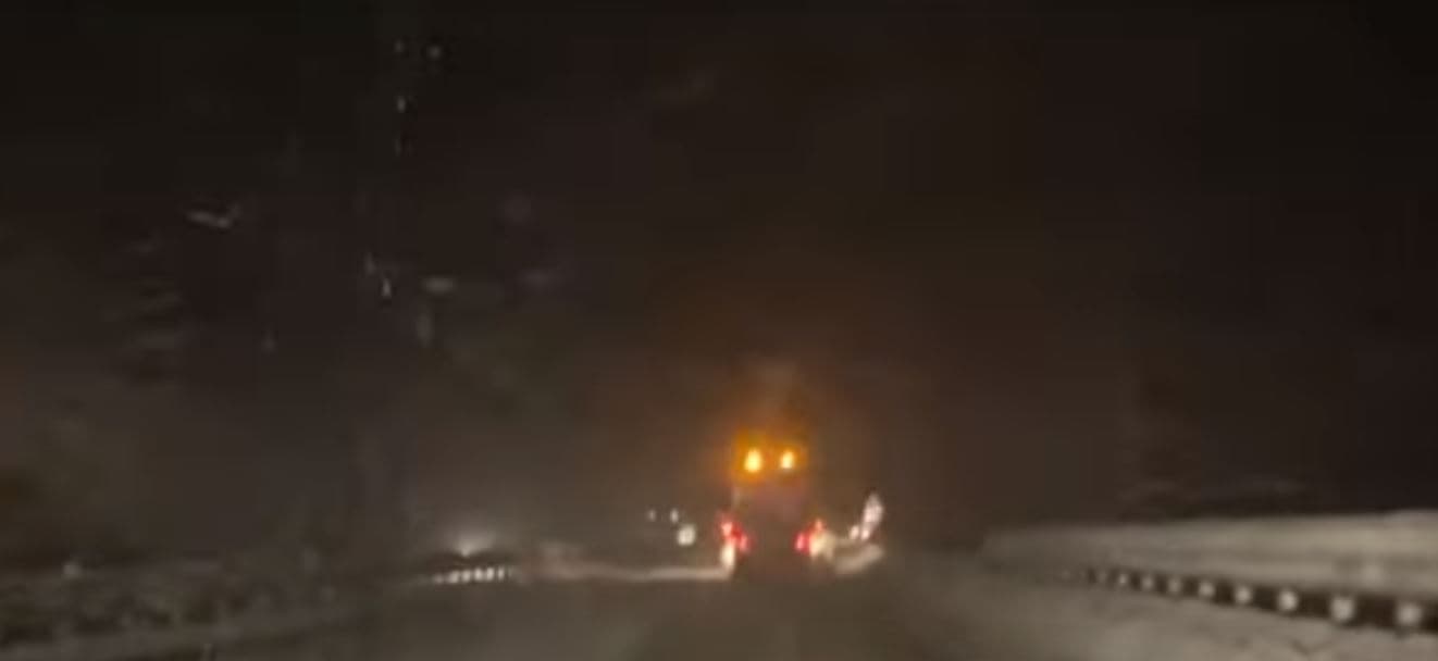 Reshjet e dëborës në Rrugën e Kombit, pa probleme qarkullimi i mjeteve në Morinë-Kukës