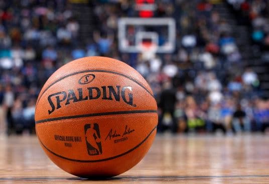 Nuggets fitojnë derbin kundër Warriorsave (VIDEO)