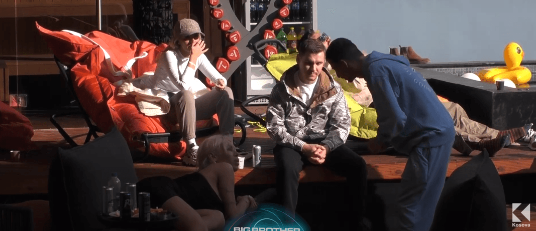 Gania në stilin e tij, ia merr mendtë Edonës dhe ia “vjedh” një cigare (VIDEO)