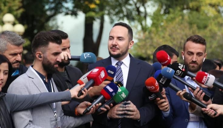 Deputeti i PD-së: Karrikat iu takojnë qytetarëve, opozita do ta vazhdojë aksionin më tej