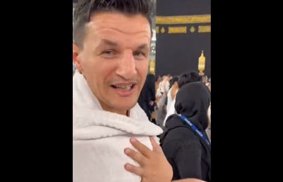 Robin Krasniqi vizitoi Qabenë: Falënderoi zotin që ma mundësoi (VIDEO)