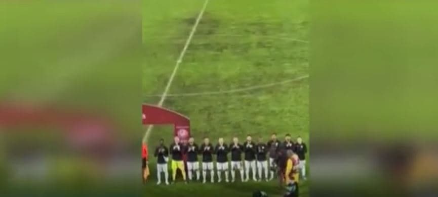 Lojtarët e Izraelit këndojnë himnin, fishkëllehen nga tifozët (VIDEO)