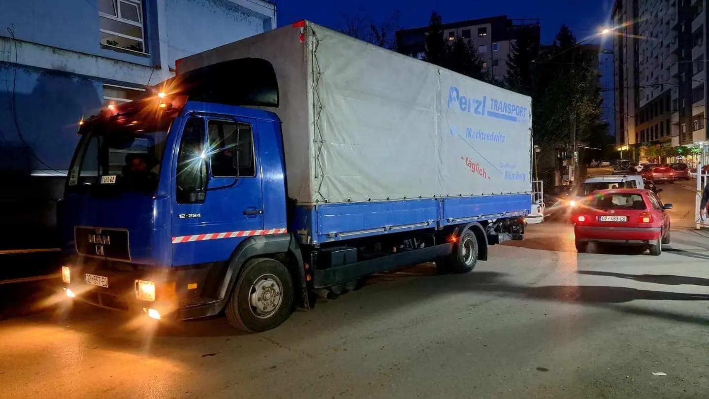 Kamioni i parë me barna nga Serbia arrin në Mitrovicë të Veriut