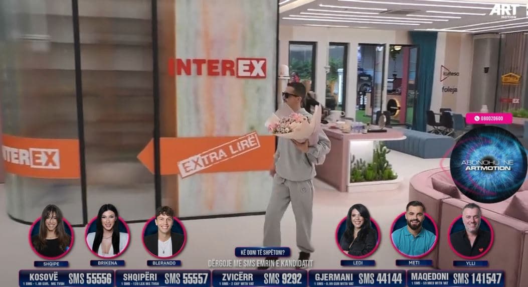 Ledi pranon lule për dhuratë, por kush ia solli? (VIDEO)