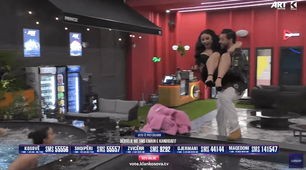 Lumbardhi e “fluturon” Lindën në pishinë (VIDEO)