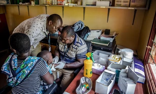 Prodhuesi Kenia, i pari në Afrikë që merr garancinë e OBSH-së për ilaçin e malarias