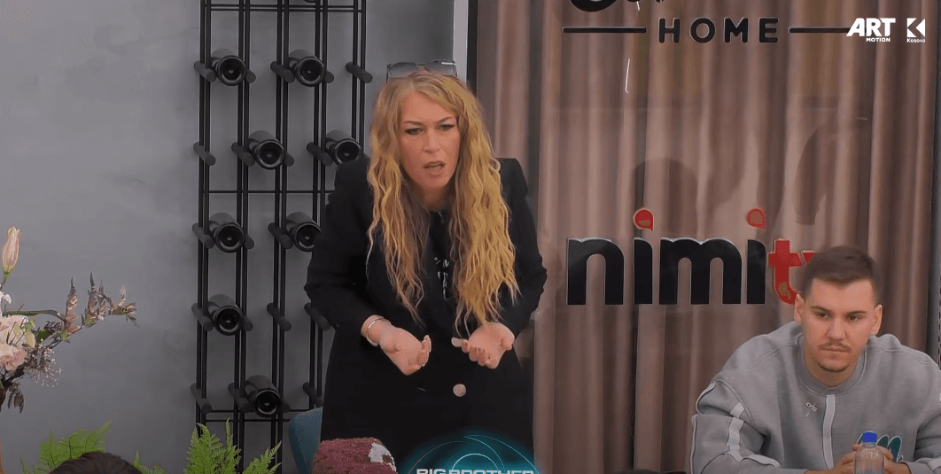 "Buzëqeshjen e ke 'fake'", "Ti viktimizohesh", Alba dhe Monika me akuza ndaj njëra-tjetrës (VIDEO)