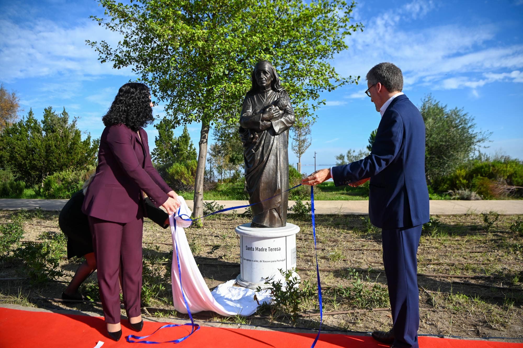 Inaugurohet shtatorja e Shën Nënë Terezës në Lisbonë të Portugalisë