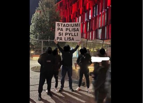 "Plisat" me mesazh jashtë stadiumit pasi nuk u lejuan të futen brenda