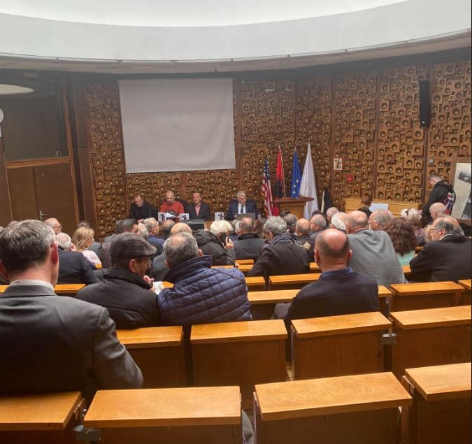Promovohet libri “2000 vjet krishterim te shqiptarët” (FOTO)
