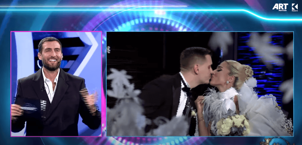 Momenti i puthjes mes çiftit Adri dhe Iliriana pas ceremonisë martesore (VIDEO)
