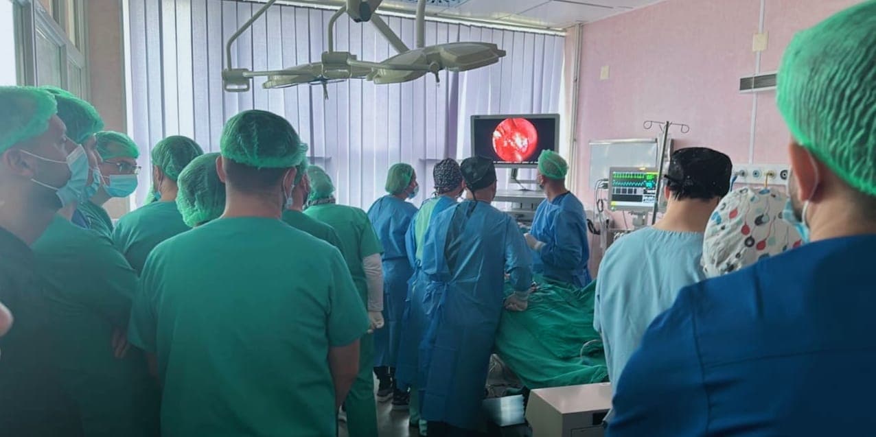 19-vjeçari i nënshtrohet një operimi të rrallë në QKUK