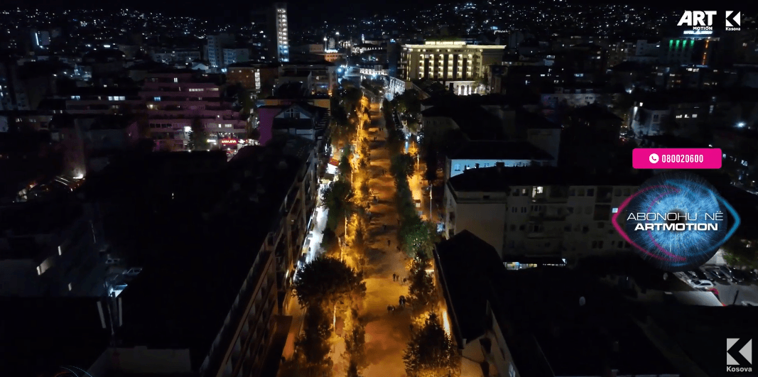 Boshatisen rrugët dhe sheshet e Prishtinës, të gjithë me sy e vesh duke e ndjekur BBVK-në (VIDEO)
