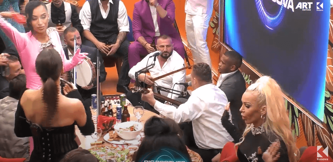 Djeget atmosfera në BBVK, Zhutat bashkë me banorët ia krisin këngëve rapsodike (VIDEO)