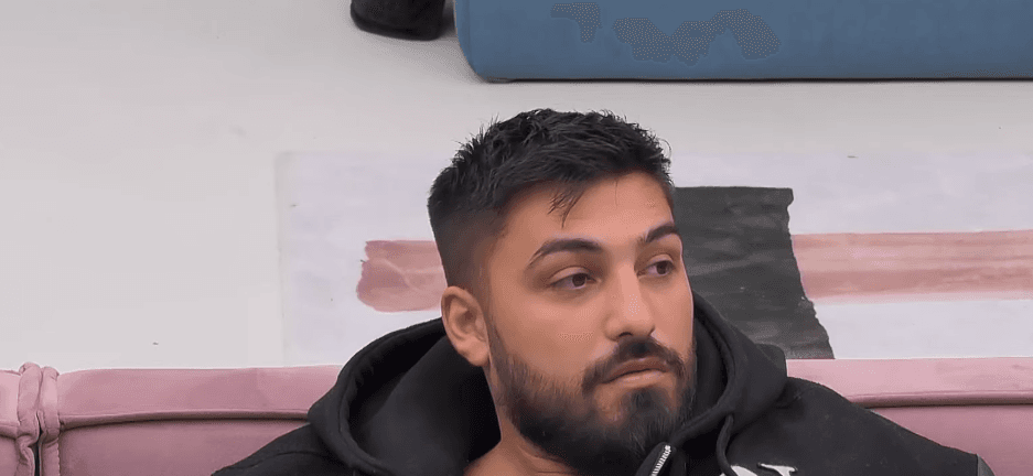 Azemi i emocionuar zbulon nga kush po pret një mesazh (VIDEO)