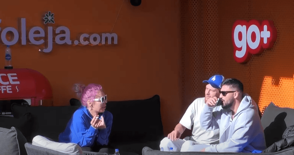 Besi, Edona dhe Azemi shijojnë rrezet e diellit në oborr (VIDEO)
