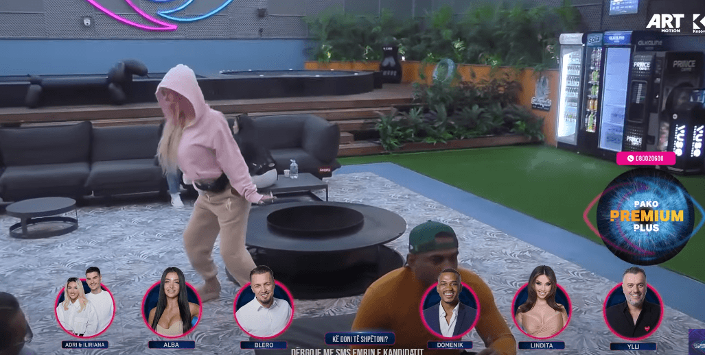 Edona shkakton të qeshura tek banorët duke e imituar Bucin (VIDEO)