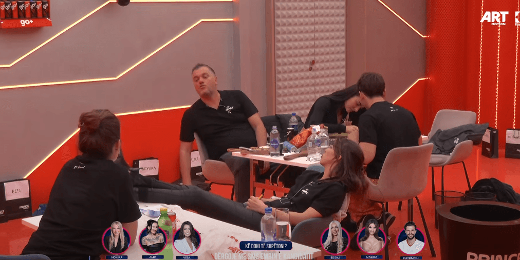 Për ta bërë publikun për vete, Buci i propozon Vesës që më 28 Nëntor të vishet me rroba kombëtare (VIDEO)