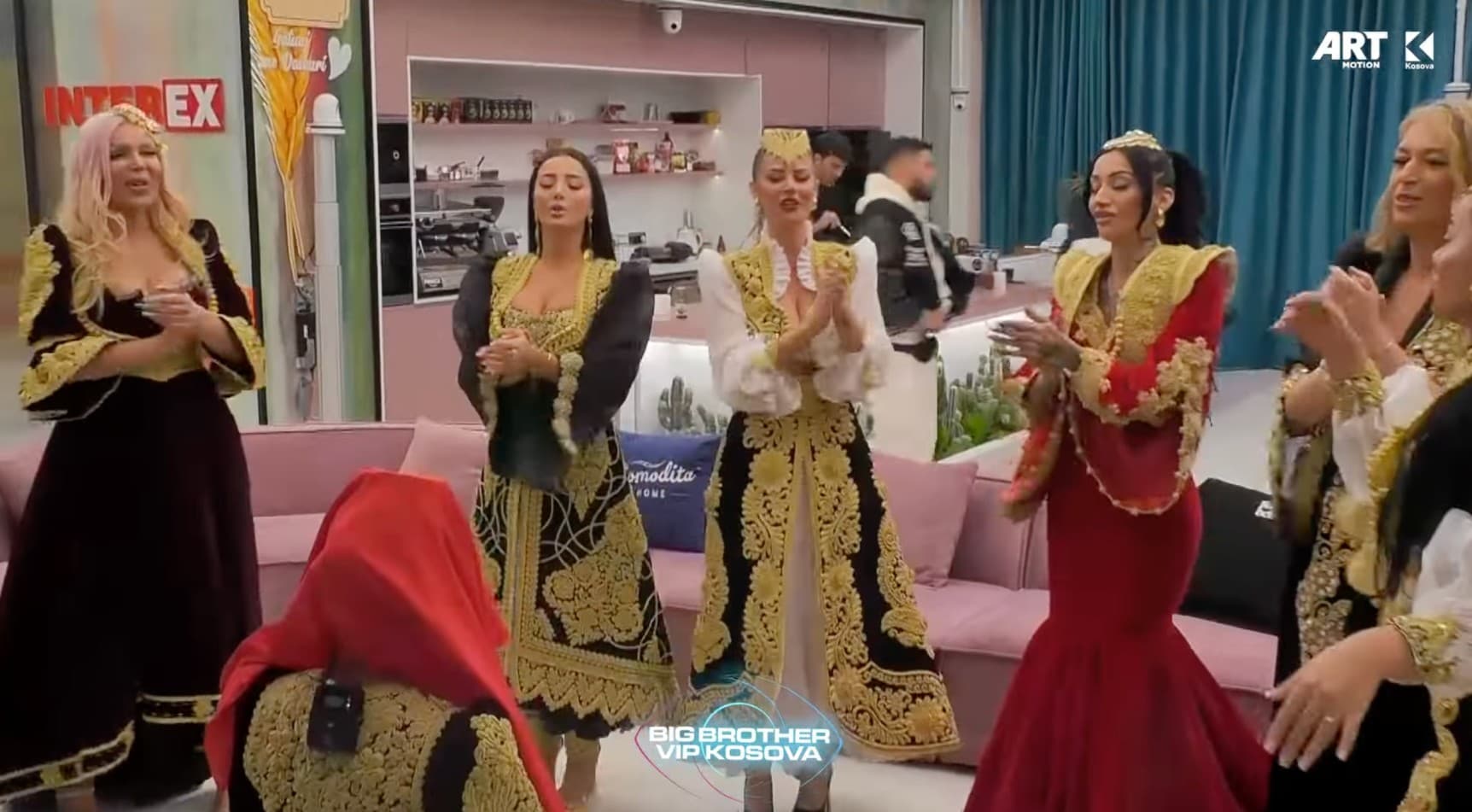"Dita e Çikave", banoret nisin t'i këndojnë këngë me def Ilirianës (VIDEO)