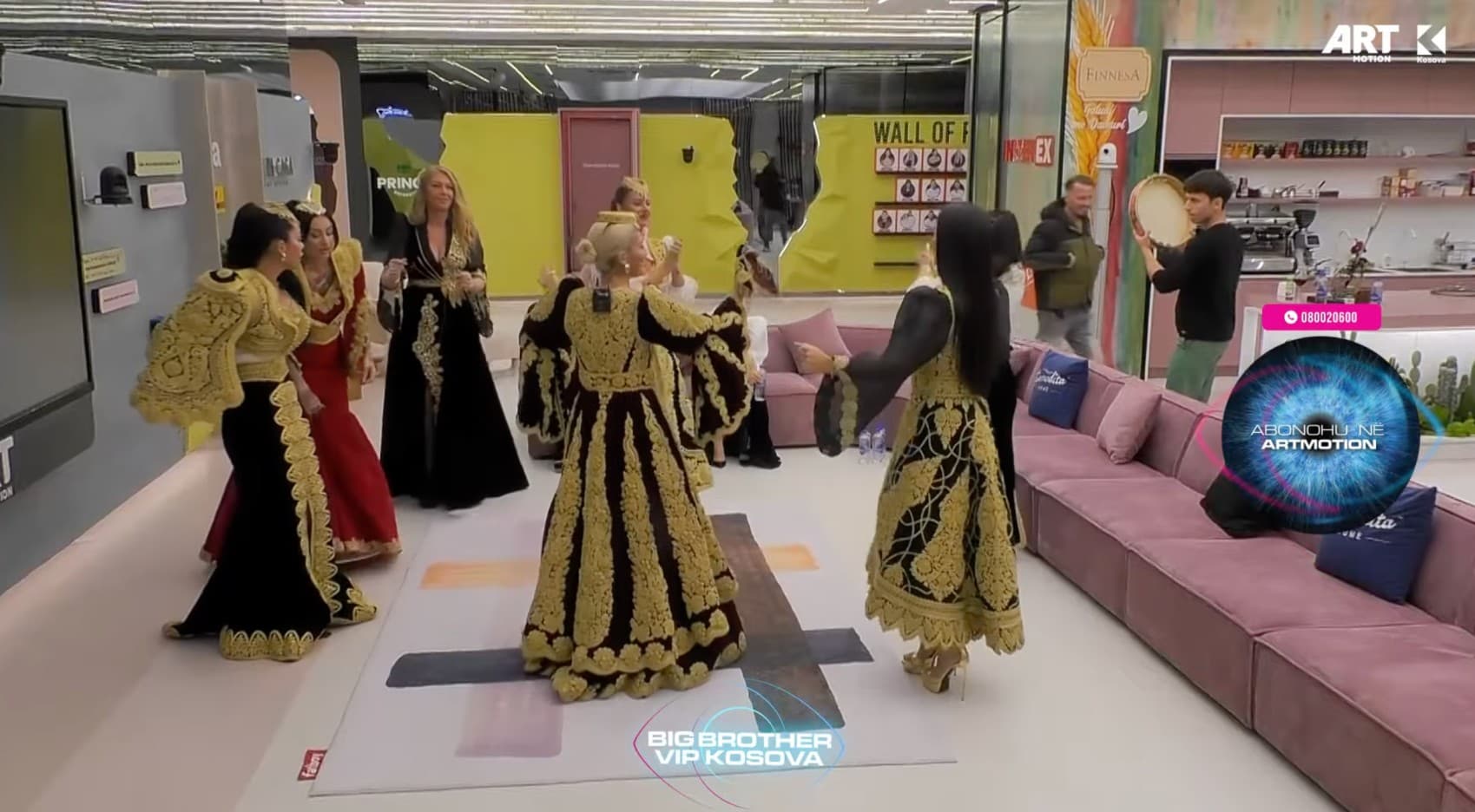 Vazhdon atmosfera festive në shtëpi, Blerando i bie defit (VIDEO)