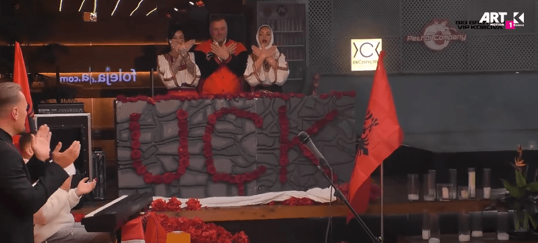 Alby, Buci dhe Kaderi zbulojnë emblemën e UÇK-së gjatë programit festiv (VIDEO)