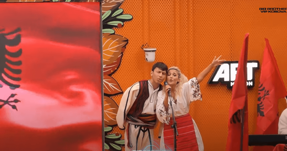 Iliriana dhe Blerando interpretojnë së bashku hitin "Kuq e Zi" të Elvana Gjatës (VIDEO)