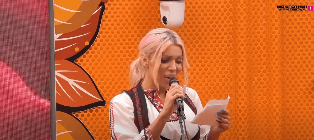 Edona James, një atdhetare e vërtetë - interpreton me zemër këngën "Shqipëri oj nëna ime" (VIDEO)