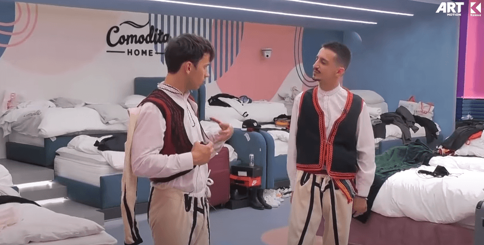 Blerando komplimenton Ganiun për monologun e tij në programin festiv të 28 Nëntorit (VIDEO)