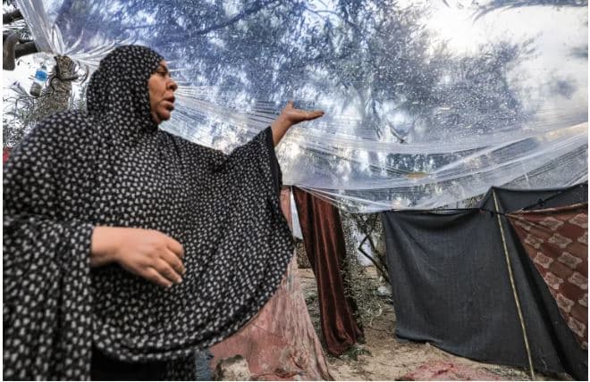 Reshjet e shiut vërshojnë tendat në strehimoret e OKB-së në Gaza
