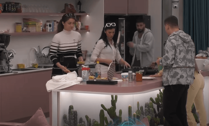 Vesa e Brikenda përgatisin mëngjesin, Adri iu “bërtet” (VIDEO)