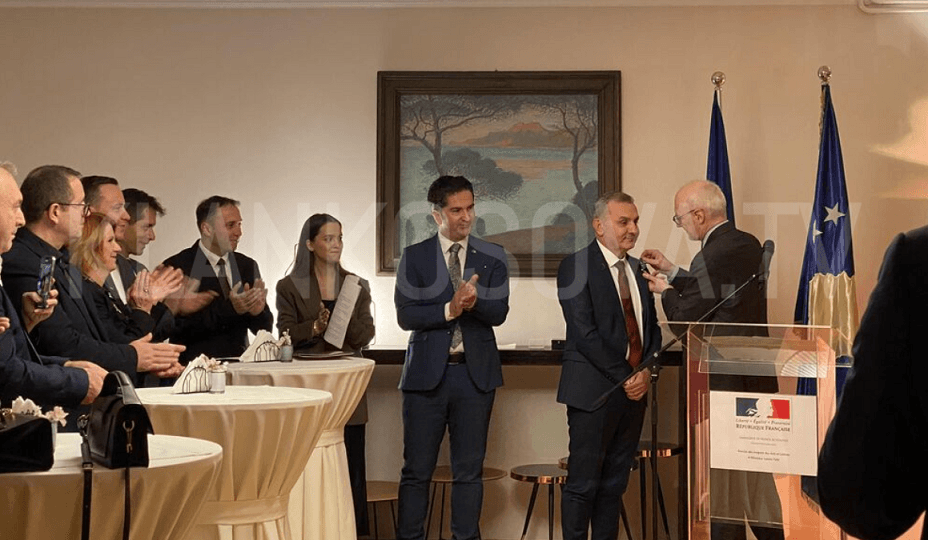 Poeti Lulzim Tafa pranon dekoratën ”Oficer i Urdhërit Kombëtar të Letrave dhe Arteve” nga Franca