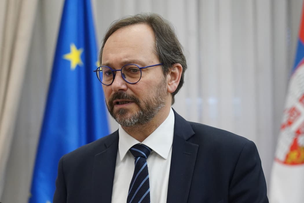 Kosova s'është “alfa dhe omega” e integrimeve evropiane të Serbisë, thotë ambasadori i BE-së në Beograd