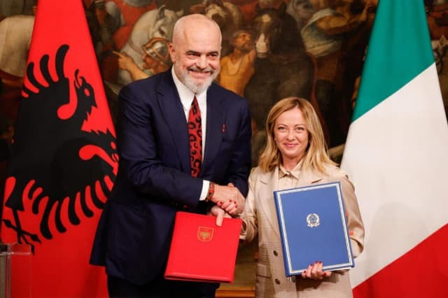 Qeveria e Shqipërisë miraton protokollin me Italinë për emigrantët