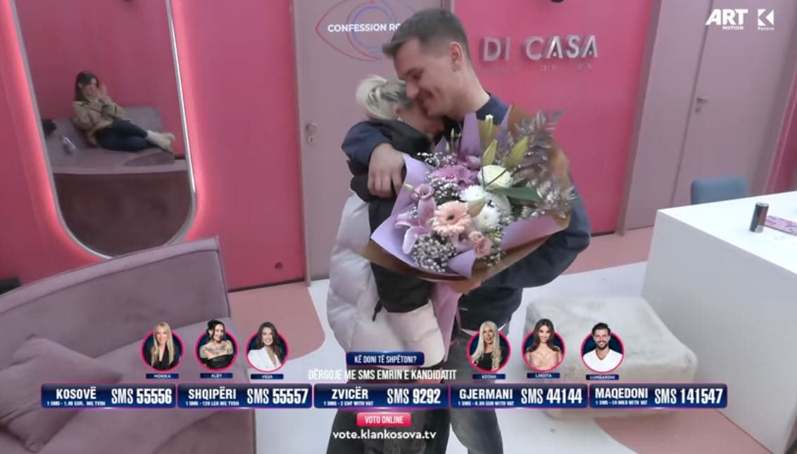 Adri befason Iliranën, i dhuron lule në 13 vjetorin e tyre (VIDEO)