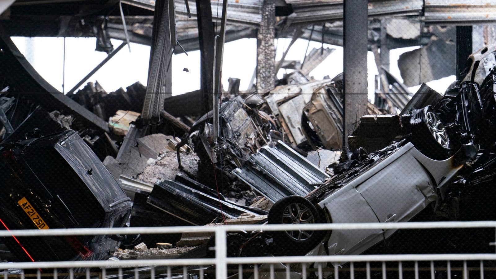 Parkingu i makinave të aeroportit Luton do të prishet pas zjarrit që dëmtoi qindra automjete