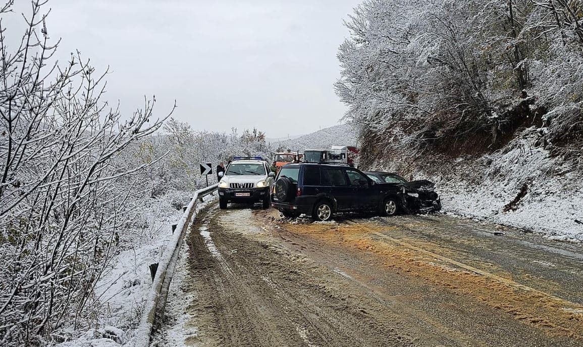 Aksident trafiku pranë liqenit të Badovcit - tre të lënduar