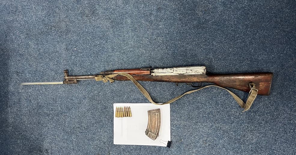 Arrestohet një person për dhunë në familje dhe mbajtje të paautorizuar të armëve