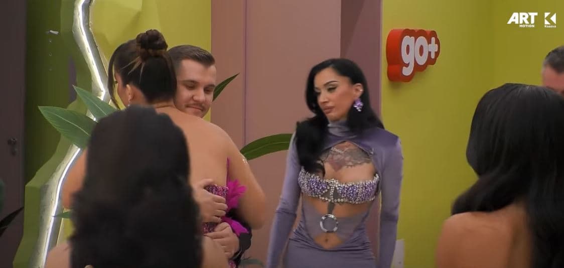Banorët përshëndesin Vesën, merr kutinë e fatit dhe niset drejt studios (VIDEO)