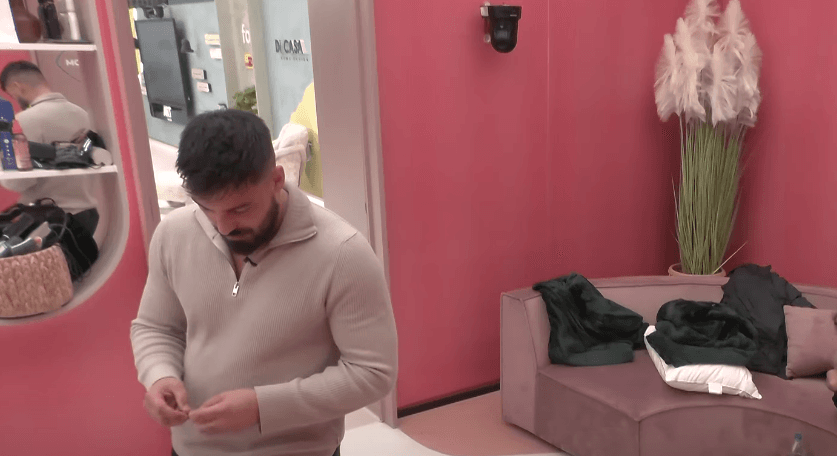 Azemi shkruan letra dashurie nëpër shtëpi? (VIDEO)