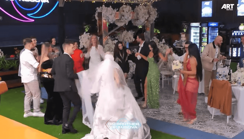 Banorët hyjnë në valle, atmosferë e zjarrtë në dasmën e Adrit me Ilirianën në Big Brother VIP (VIDEO)