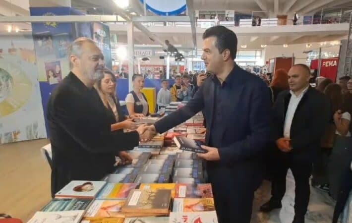 Basha blen “Komplotin” e Blushit me autograf