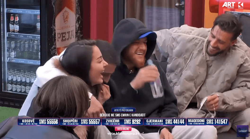 Besi imiton në mënyrë përfekte Bledi Manën, banorët shkrihen së qeshuri (VIDEO)