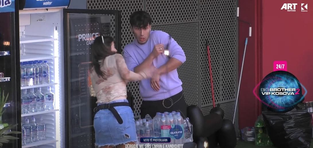 Bien dritat në shtëpi, momenti kur Blerando frikësohet (VIDEO)