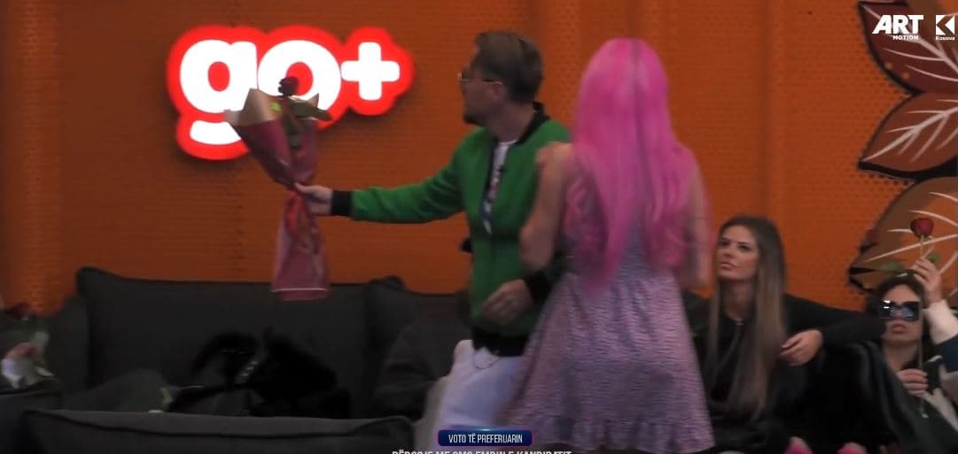 Banorët pranojnë lule nga jashtë (VIDEO)