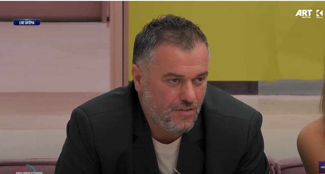 Buci tregon si i propozoi të dashurës në mes të një festivali (VIDEO)