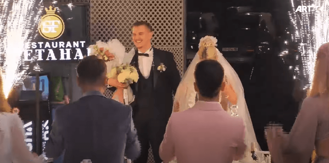 Me tupana e atmosferë të zjarrtë, çifti i ri Adri dhe Iliana priten nga banorët në oborr (VIDEO)