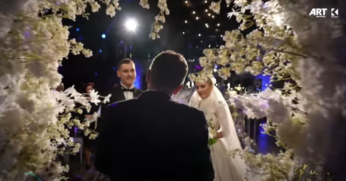 Martohen Adri dhe Iliriana, lot gëzimi e emocione të shumta në Klan Arena (VIDEO)